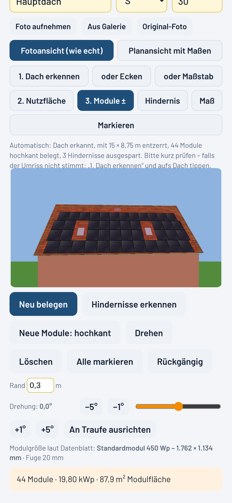 Dachplaner mit automatisch platzierten Modulen auf einem Hausfoto